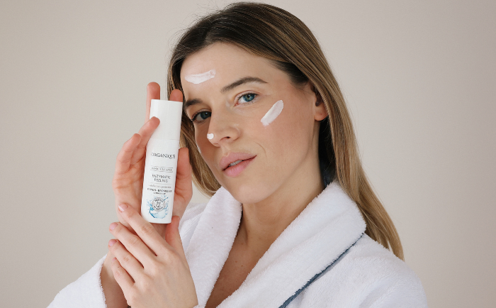 Peeling enzymatyczny Basic Cleaner odblokowuje ujścia gruczołów łojowych 